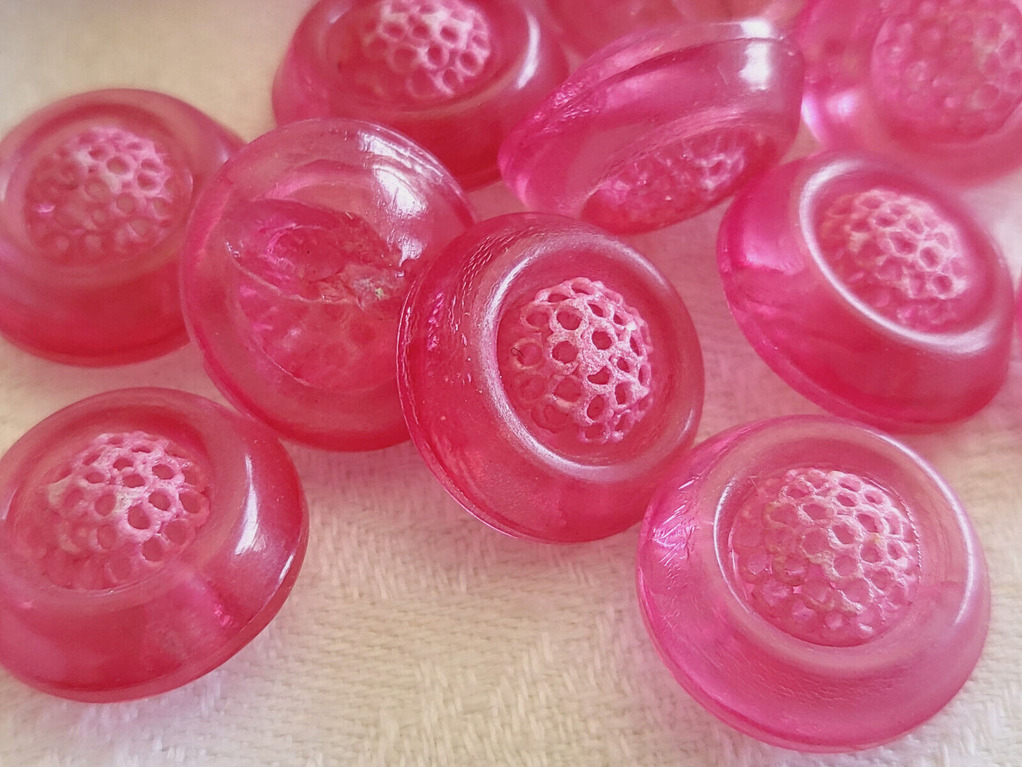 Lot 6 épais boutons  vintage  rose flashy résine à pied 1,7 cm ref 448