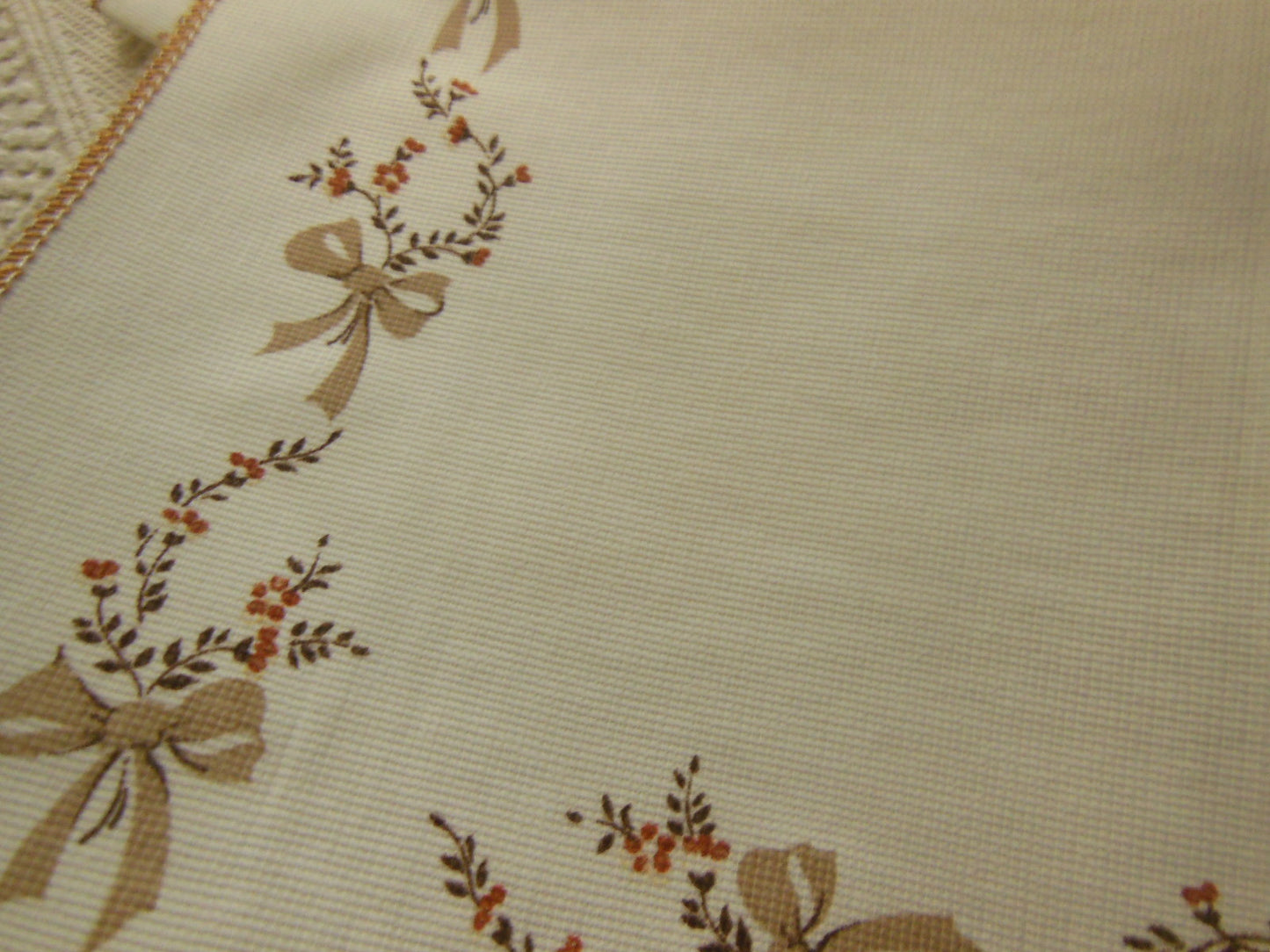 Lot 7 serviettes année 70/80  tissu synthétique jamais utilisées noeud fleur  B2