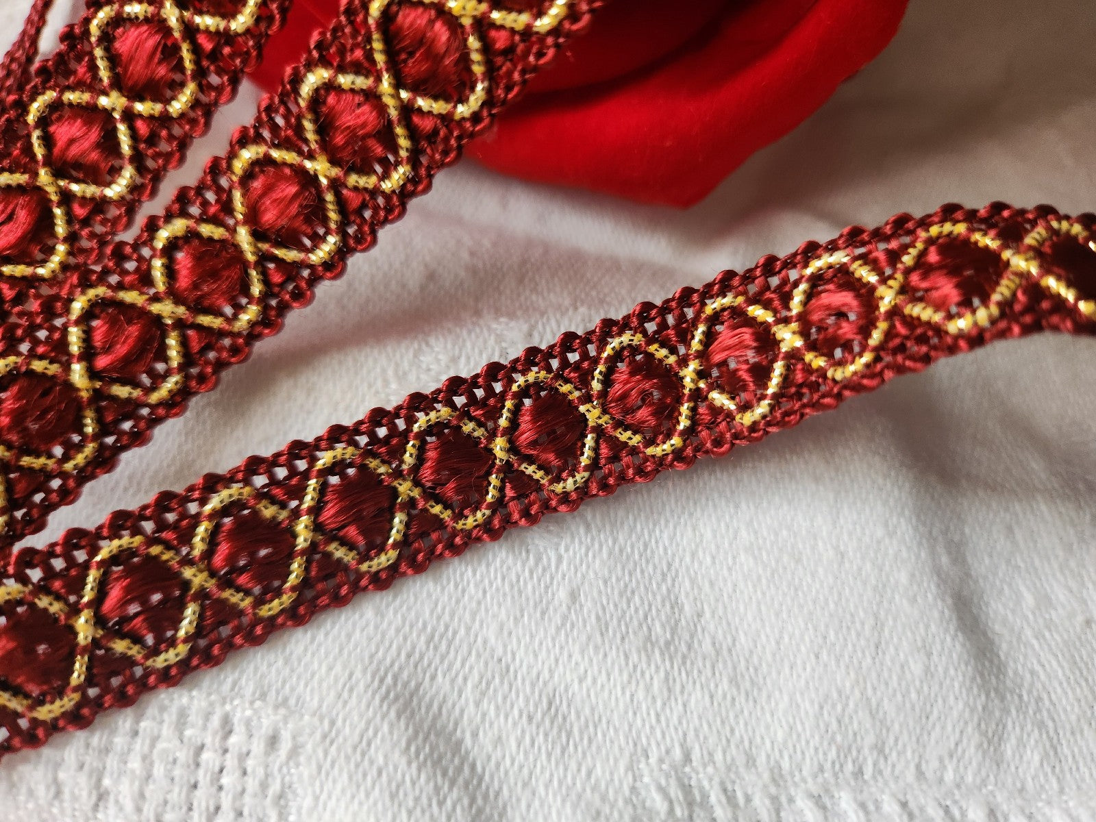Galon vintage rouge/marron doré satiné 2 métres sur 1,3 cm A1