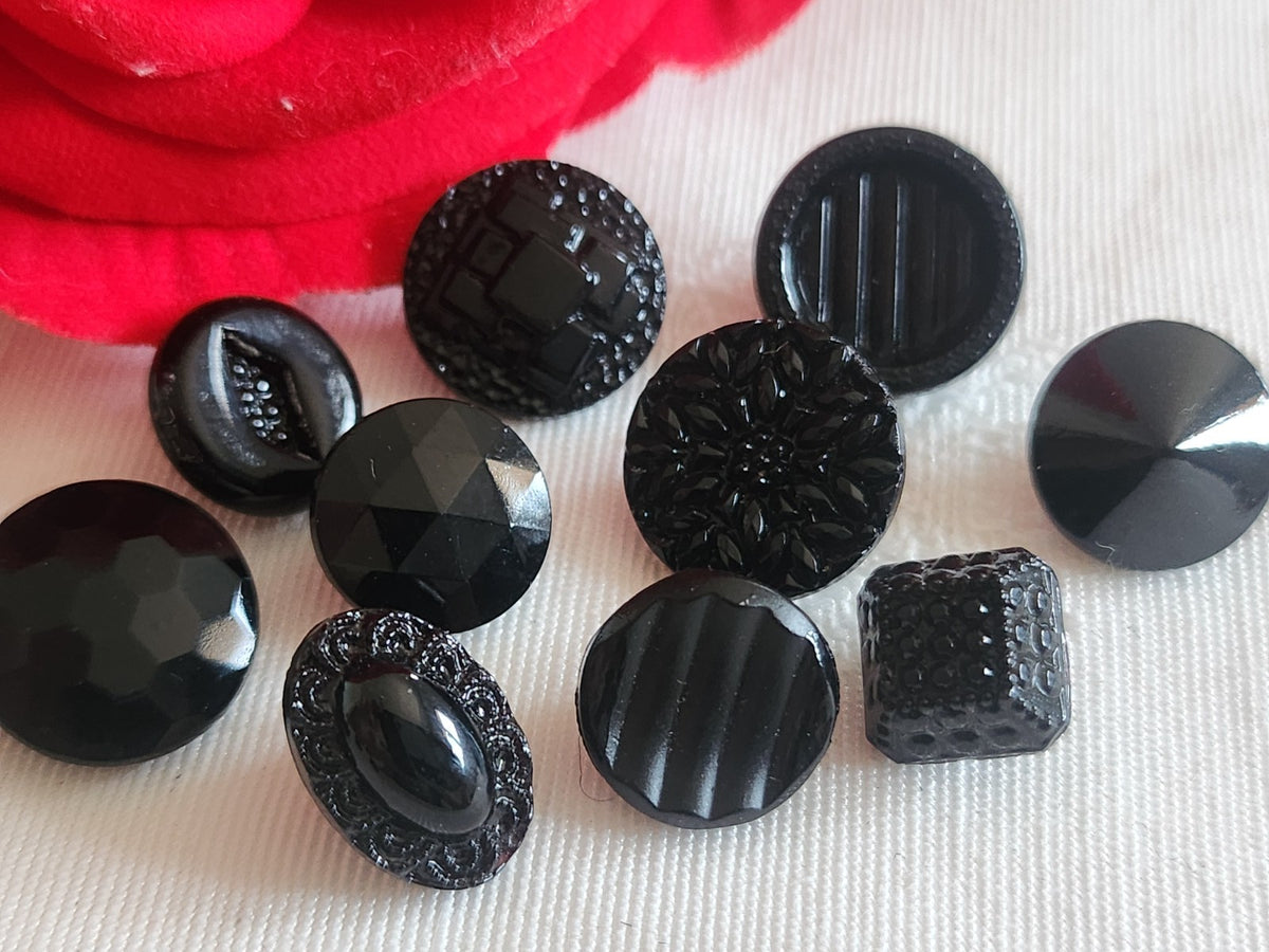 Lot 10 boutons anciens vintage  en verre noir  panaché 0,9 à 1,4 cm ref 6238
