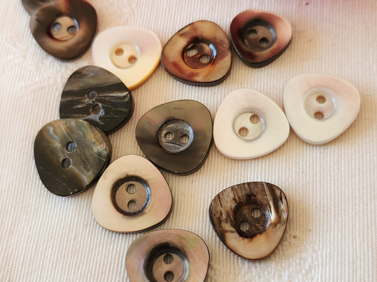 Lot 14 boutons ancien en nacre panaché 1,4 cm (13) et 1,2 cm (1) ref 6646