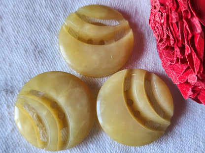 Trio boutons gros anciens beige  ajourés travaillé  2,7 cm  ref 4847
