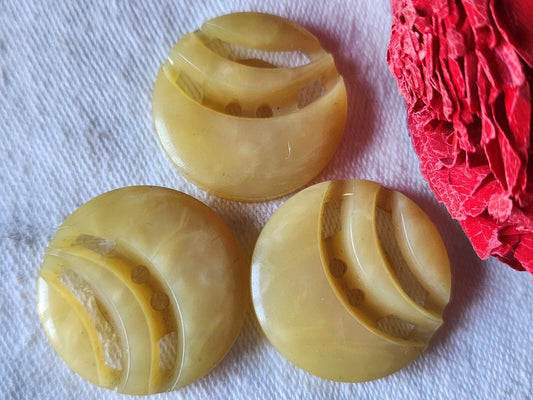 Trio boutons gros anciens beige  ajourés travaillé  2,7 cm  ref 4847
