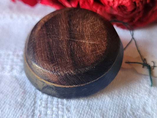 Gros bouton coeur en bois, monture corne? pied  3,5 cm D11L