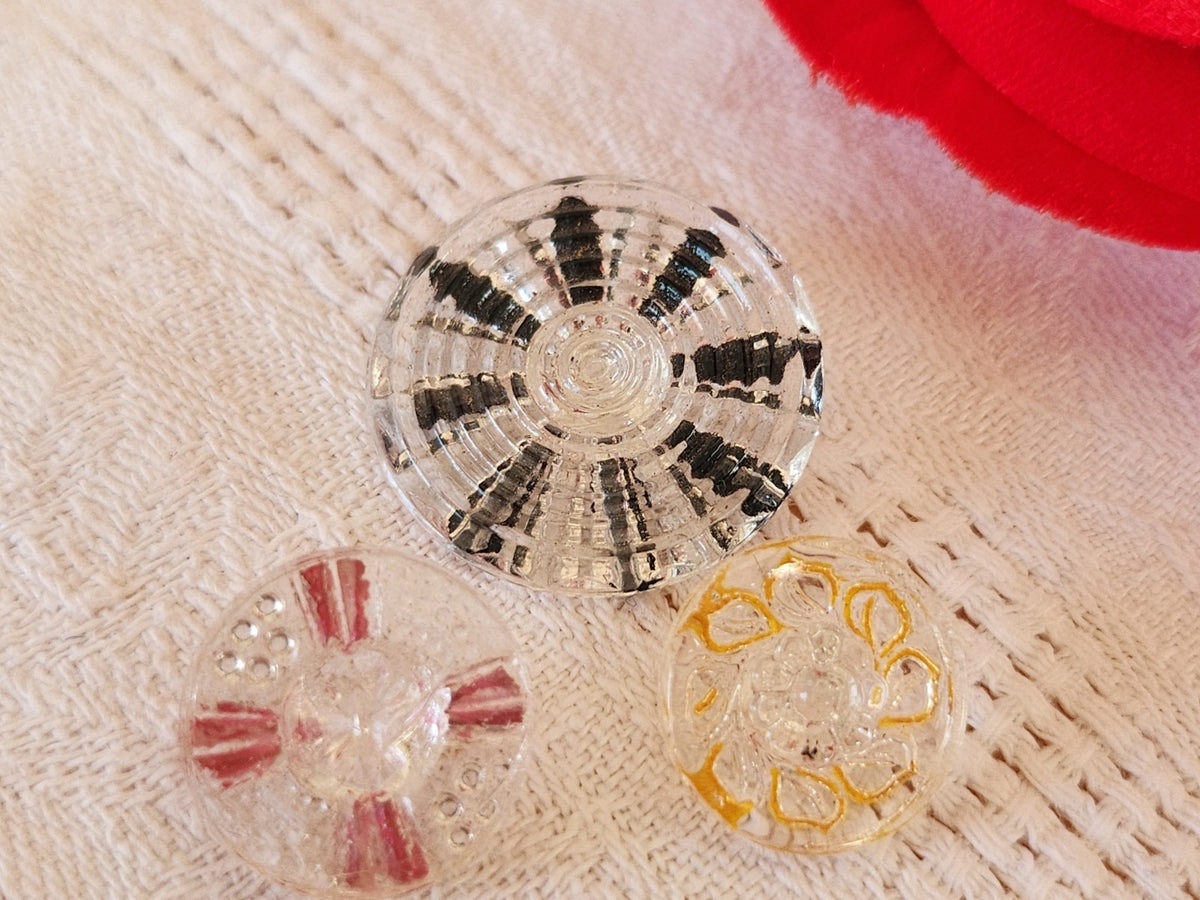 Trio  boutons anciens en verre peint transparent 1,4 cm et 2,2 cm D17M