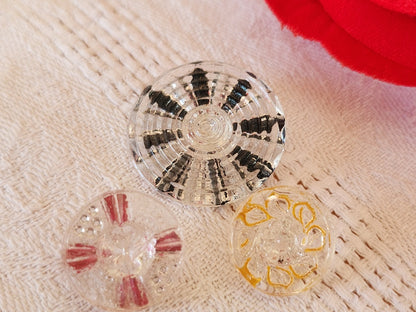 Trio  boutons anciens en verre peint transparent 1,4 cm et 2,2 cm D17M