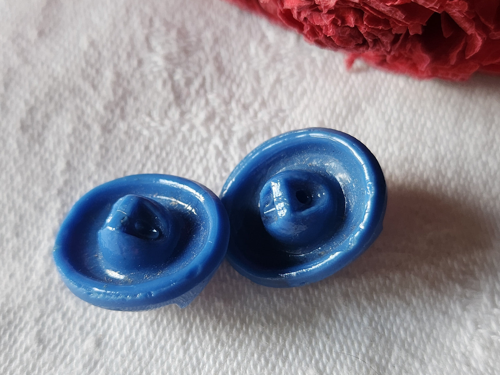 Duo boutons anciens en verre bleu ovale trés typé  1,5 sur 1,8 cm G8L