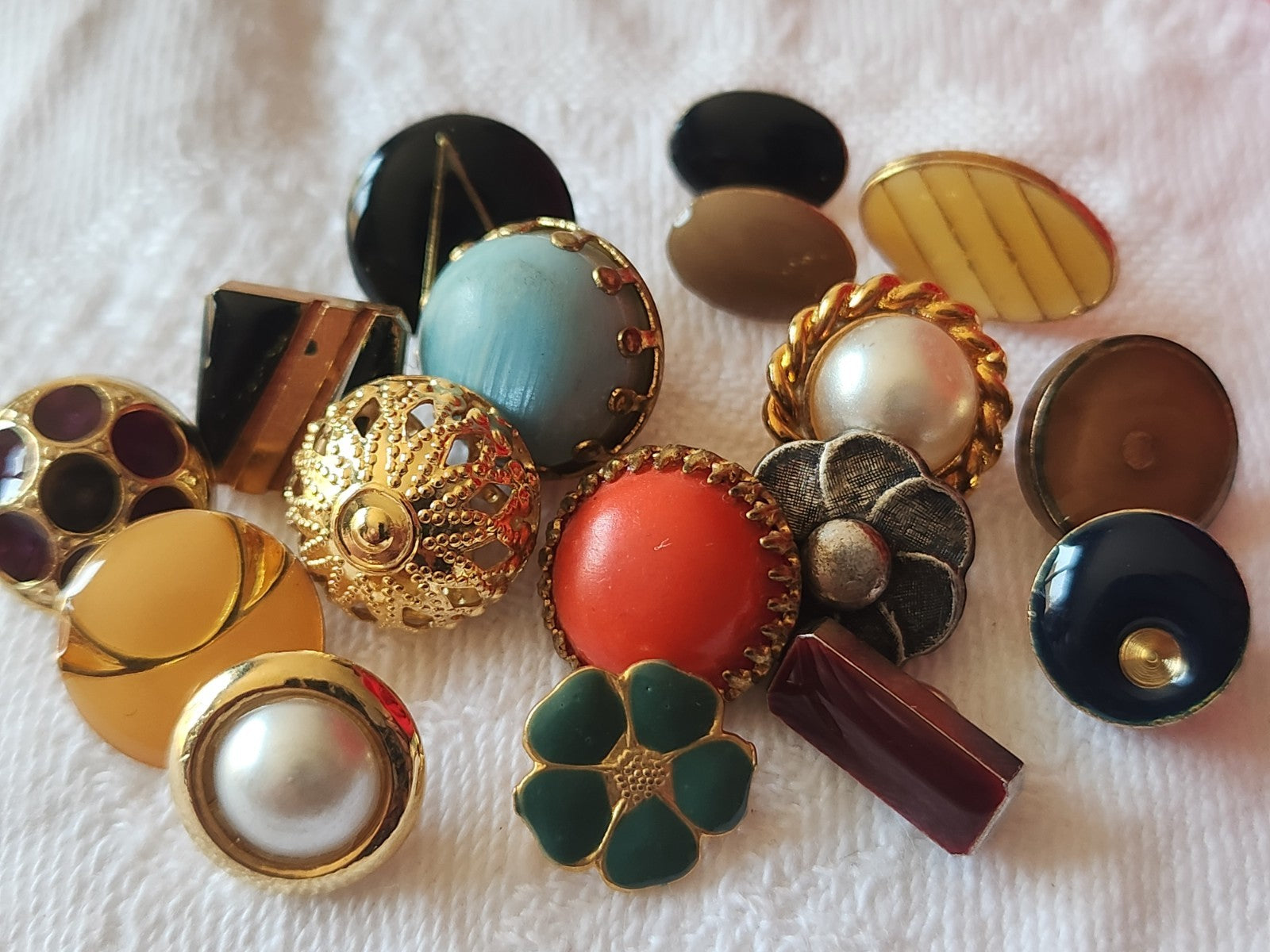 Lot 17 petits boutons vintage panaché 1 à 1,2 cm ref 6040