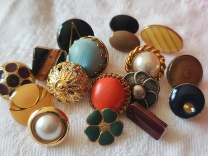 Lot 17 petits boutons vintage panaché 1 à 1,2 cm ref 6040