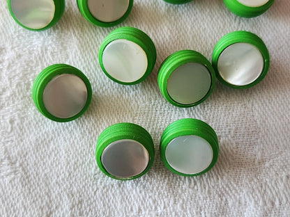 Lot 10 boutons anciens en nacre vert  pied petits 1,1 cm ou 11 mm  ref 4014