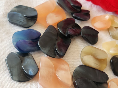 Lot 18 boutons vintage panaché mm modèle 1,4 sur 1 ,7 à  2 sur 2,7 cm  ref 6424