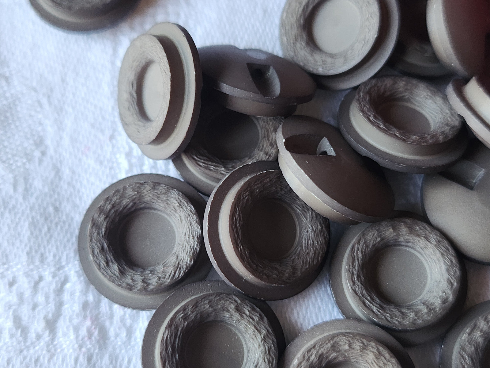 Lot 12 boutons vintage marron mat mtif relief pied plat  1,7 cm ref 413