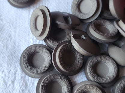 Lot 12 boutons vintage marron mat mtif relief pied plat  1,7 cm ref 413