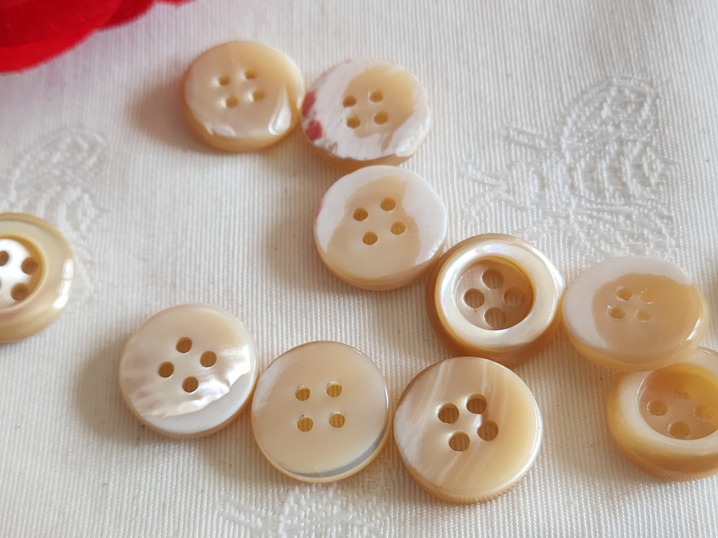 Lot  12 boutons anciens en nacre beige épais bord 1,7 cm lourd ref  6353