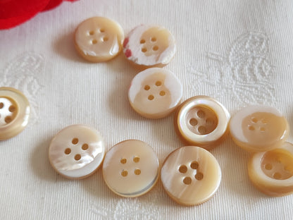 Lot  12 boutons anciens en nacre beige épais bord 1,7 cm lourd ref  6353