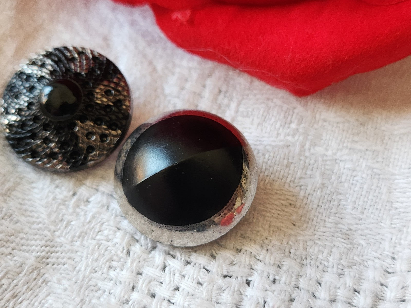 Duo  boutons anciens en verre noir argenté  1,8 cm D18C