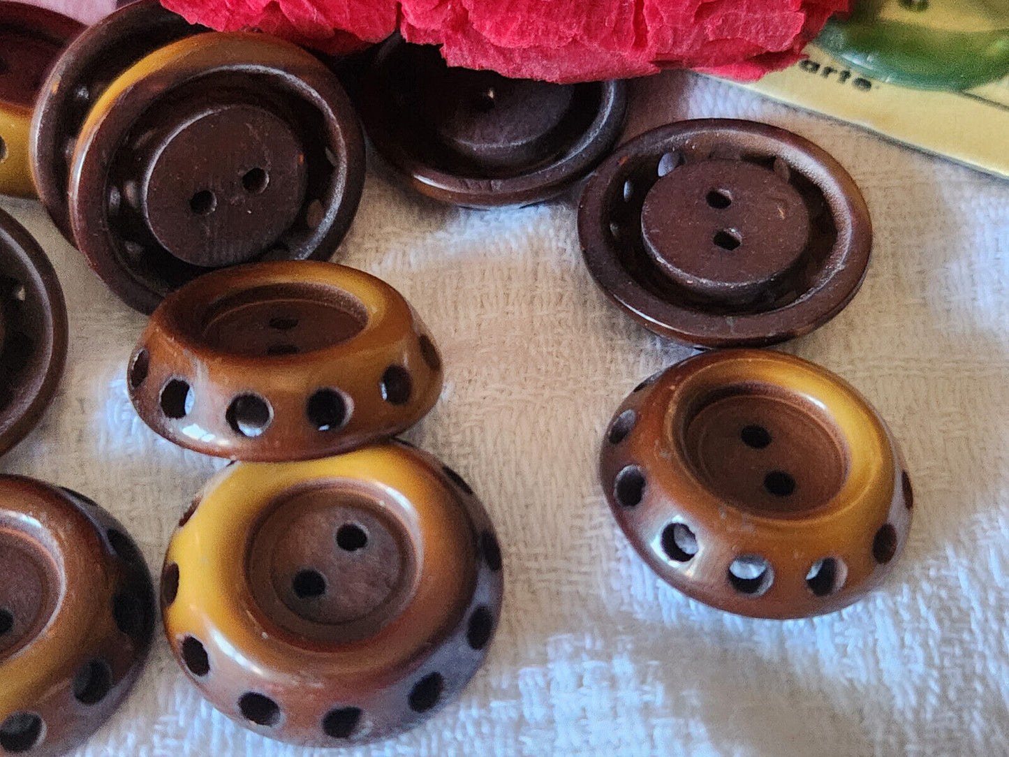 Lot 11 boutons vintage marron camel ajouré trous 1,9 cm ref 5587