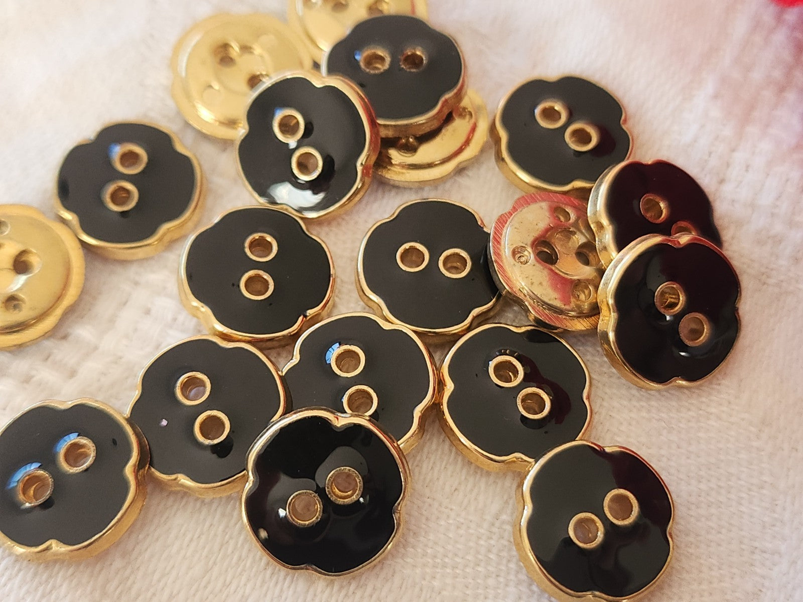 Lot 18 boutons vintage acrylique trous noir fleur 1,2 cm ref 6075