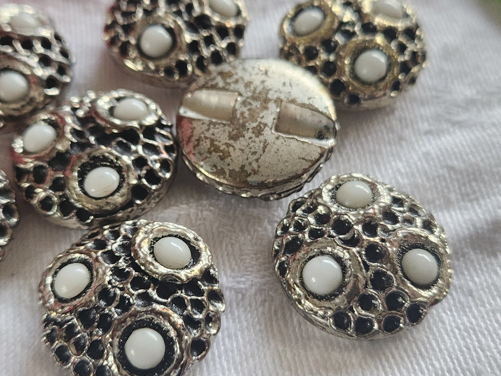 Lot 6 boutons en résine argenté perlé blanc vintage anciens   2,1 cm ref 2317