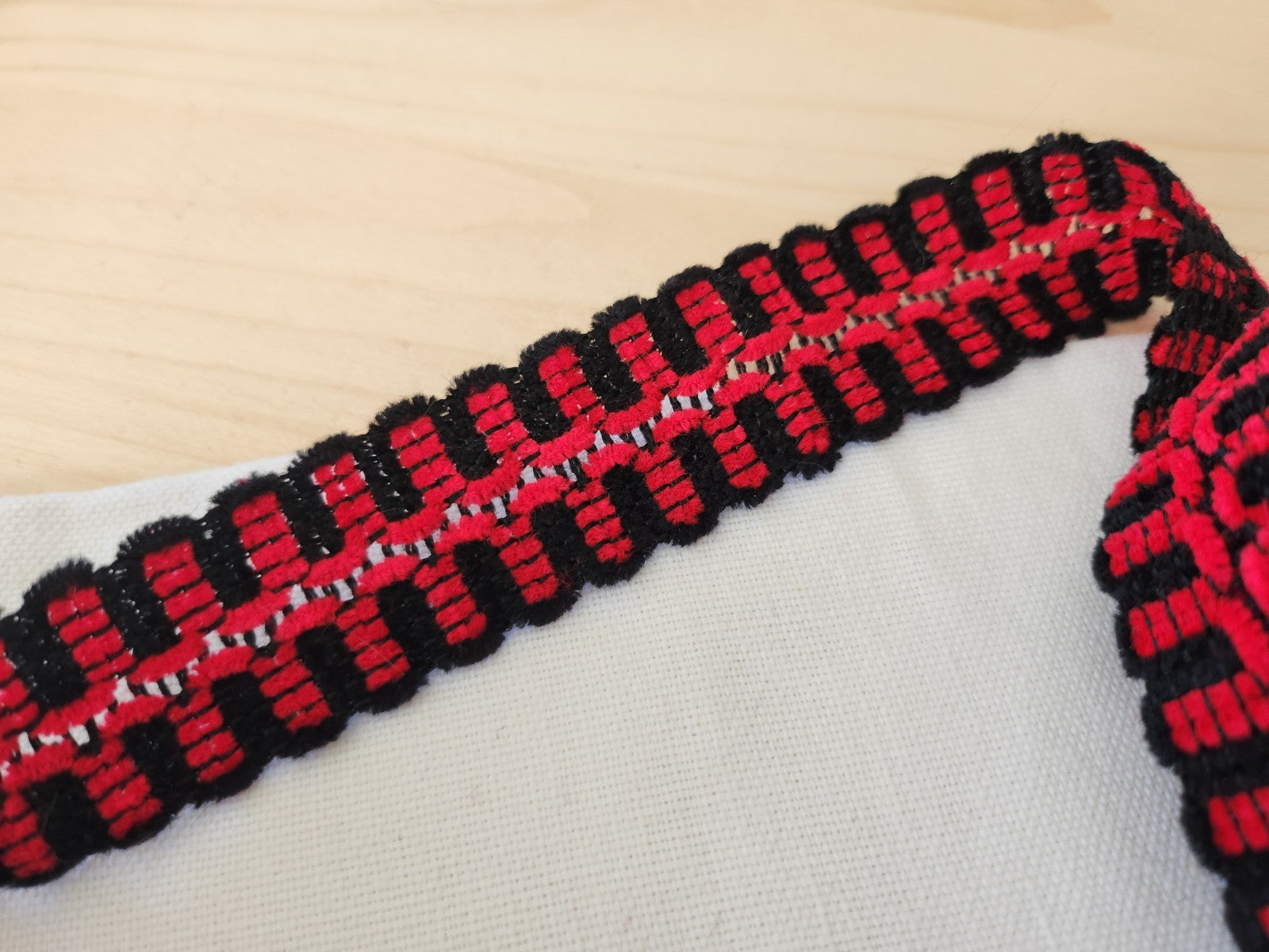 Superbe galon noir et rouge chenille original 2 mètres / 2,6 cm moderne T2-15