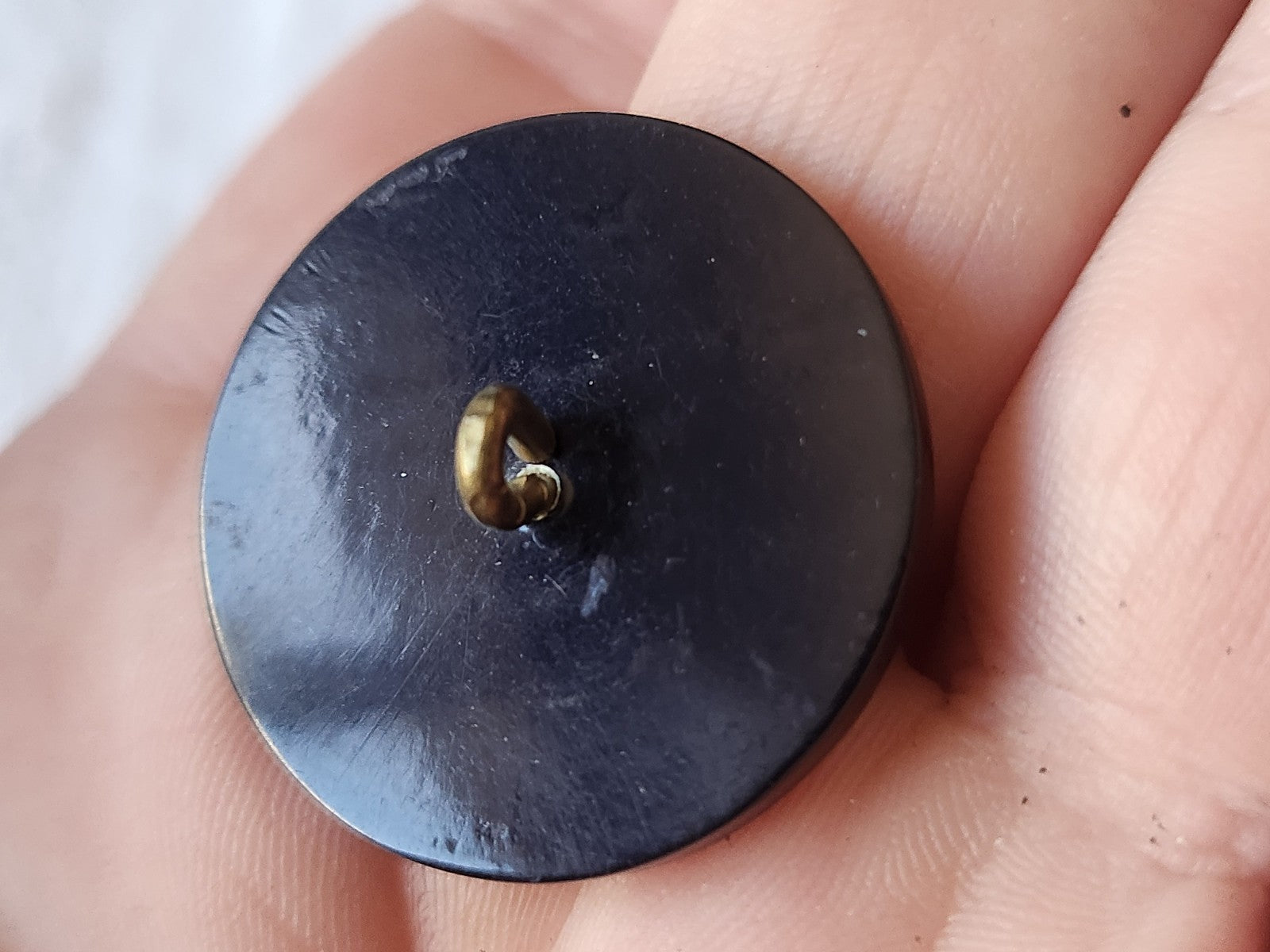 Collection bouton ancien bleu camaieu motif feuillage relief 2,7 cm ref 2586