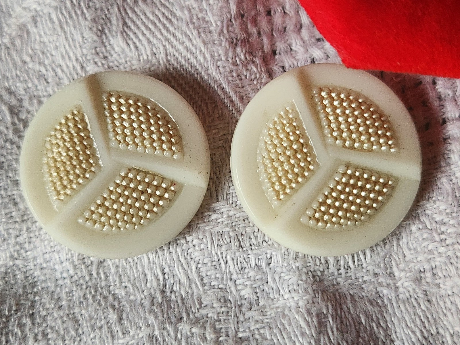 Duo gros bouton ancien  en verre blanc pied 2,3  cm D17F