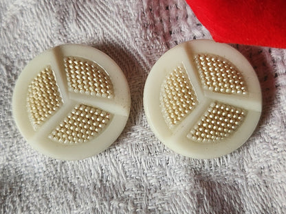 Duo gros bouton ancien  en verre blanc pied 2,3  cm D17F