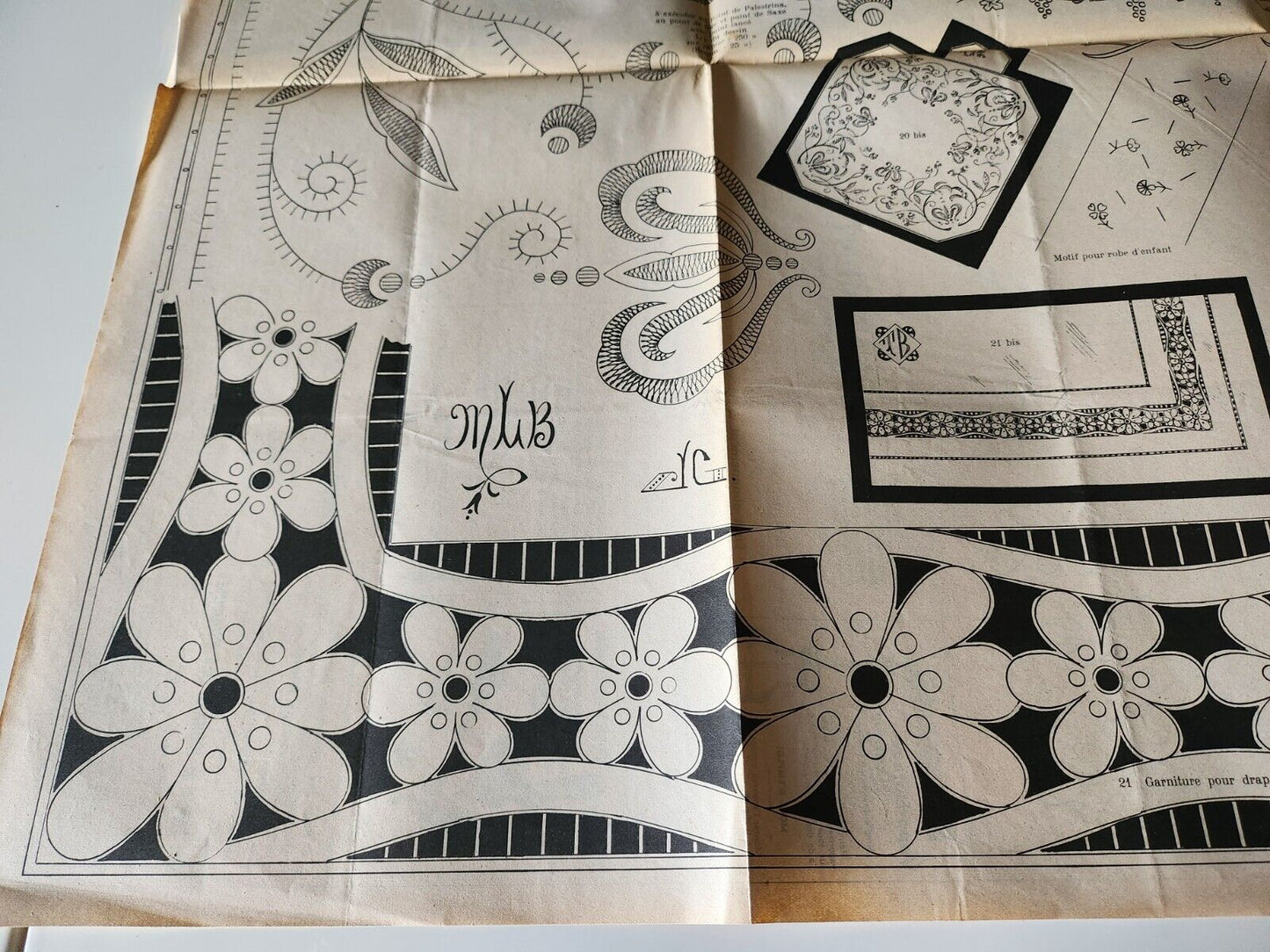 Le journal des brodeuses 1952  n° 693 dessous de vase motifs et ecussons divers