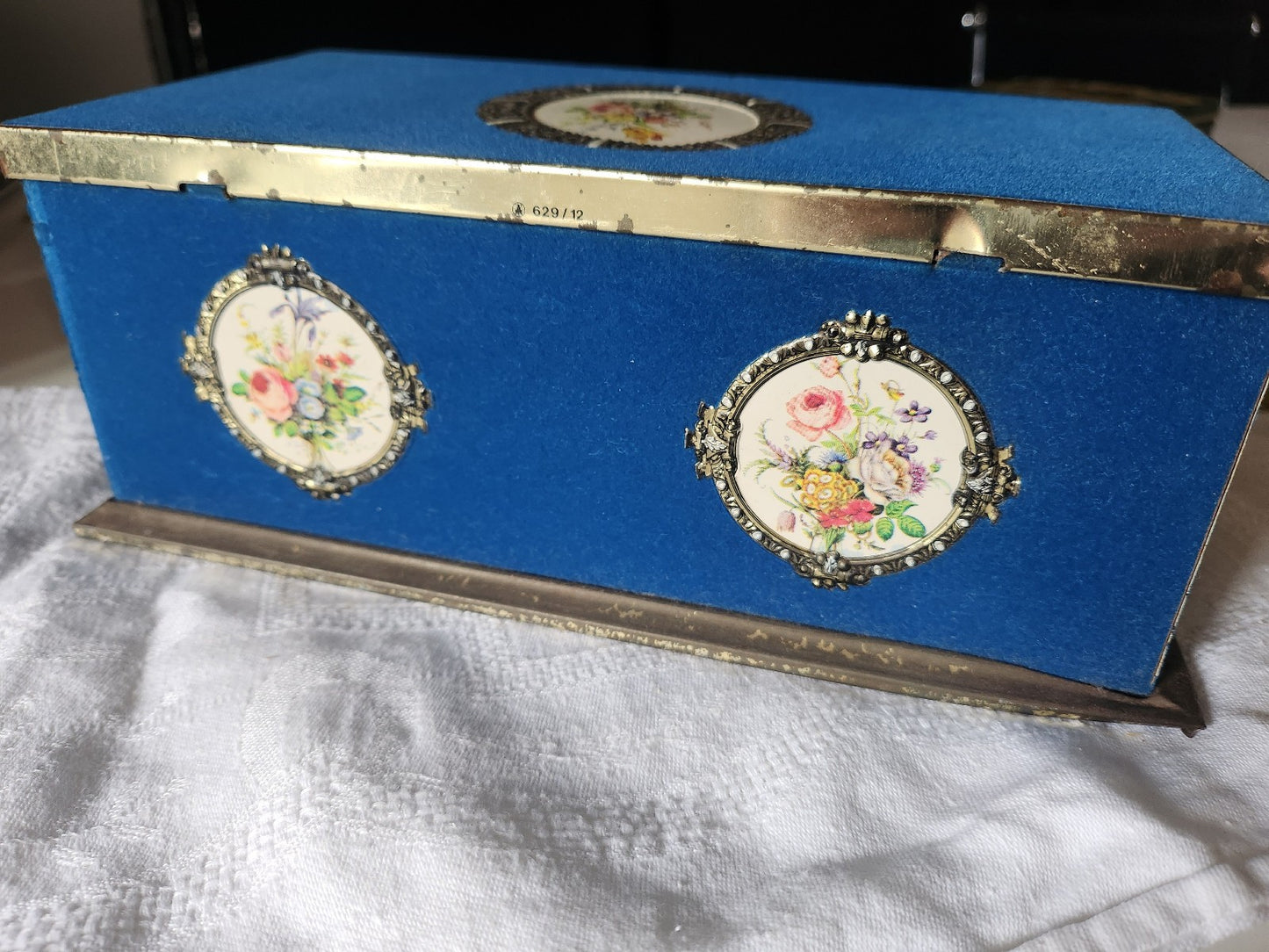 Ancienne boite tôle velours bleu medallon bouquet d'or vintage