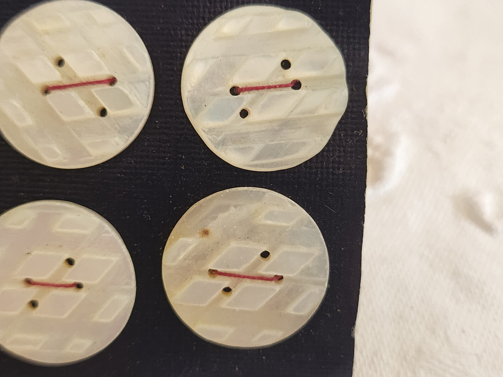 Rare petite plaque boutons anciens en nacre  1,7 cm  lot de 6 n°3C