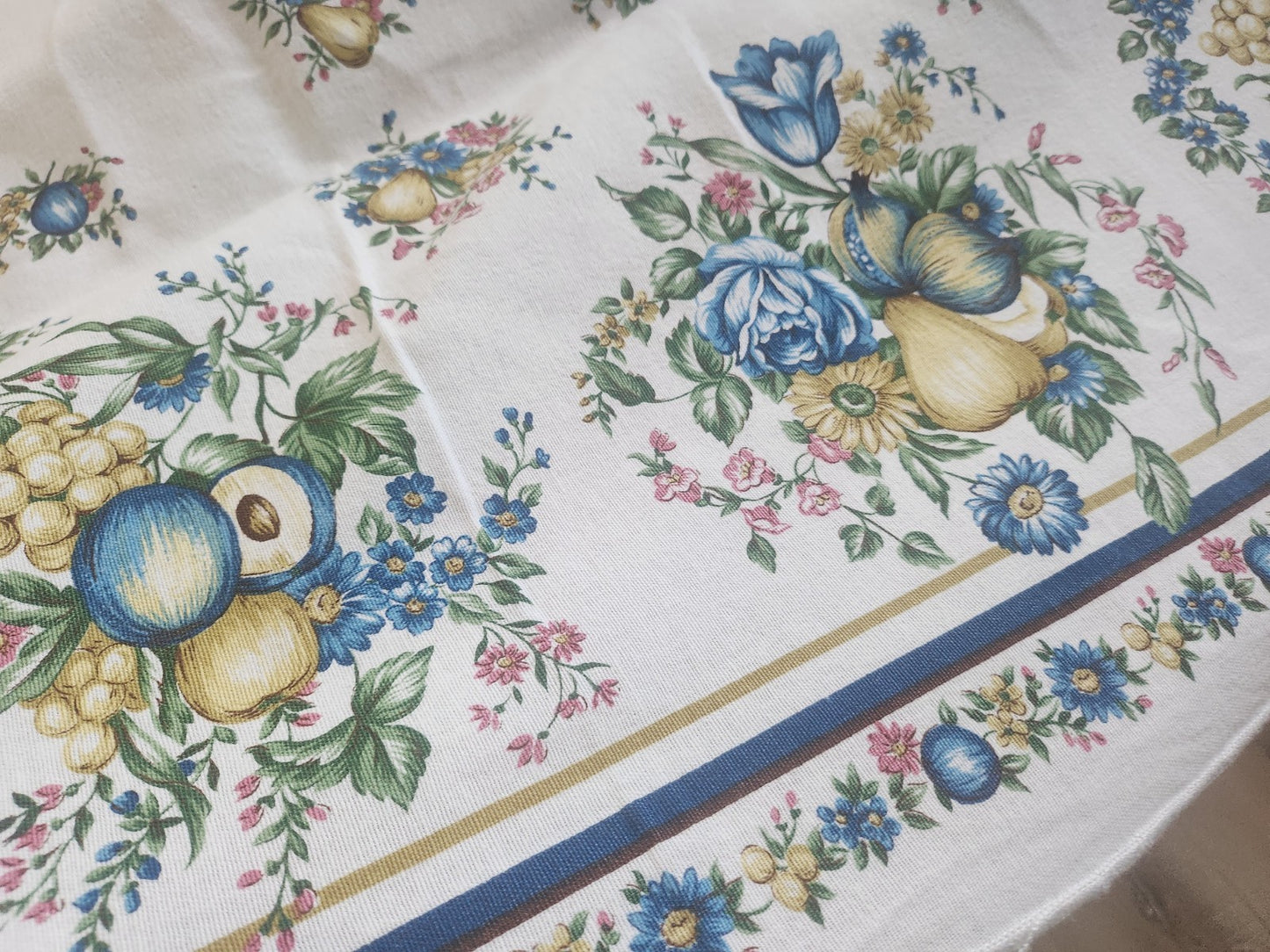 Nappe vintage motif fleur bleu 162 cm sur 134 cm coton rectangle B5