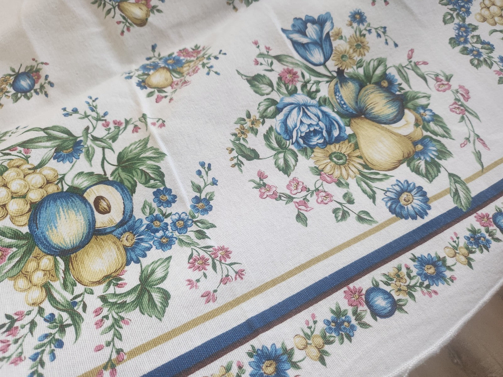Nappe vintage motif fleur bleu 162 cm sur 134 cm coton rectangle B5