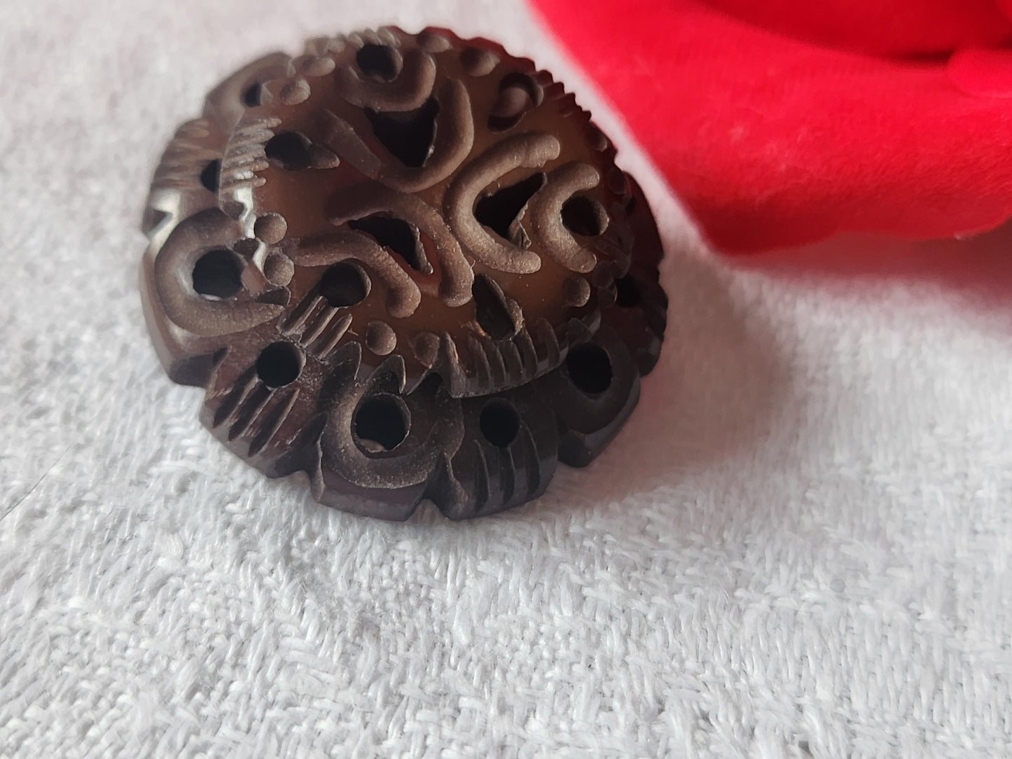 Gros bouton ancien collection marron sculpté joli ajouré motif 2,6 cm ref 3225