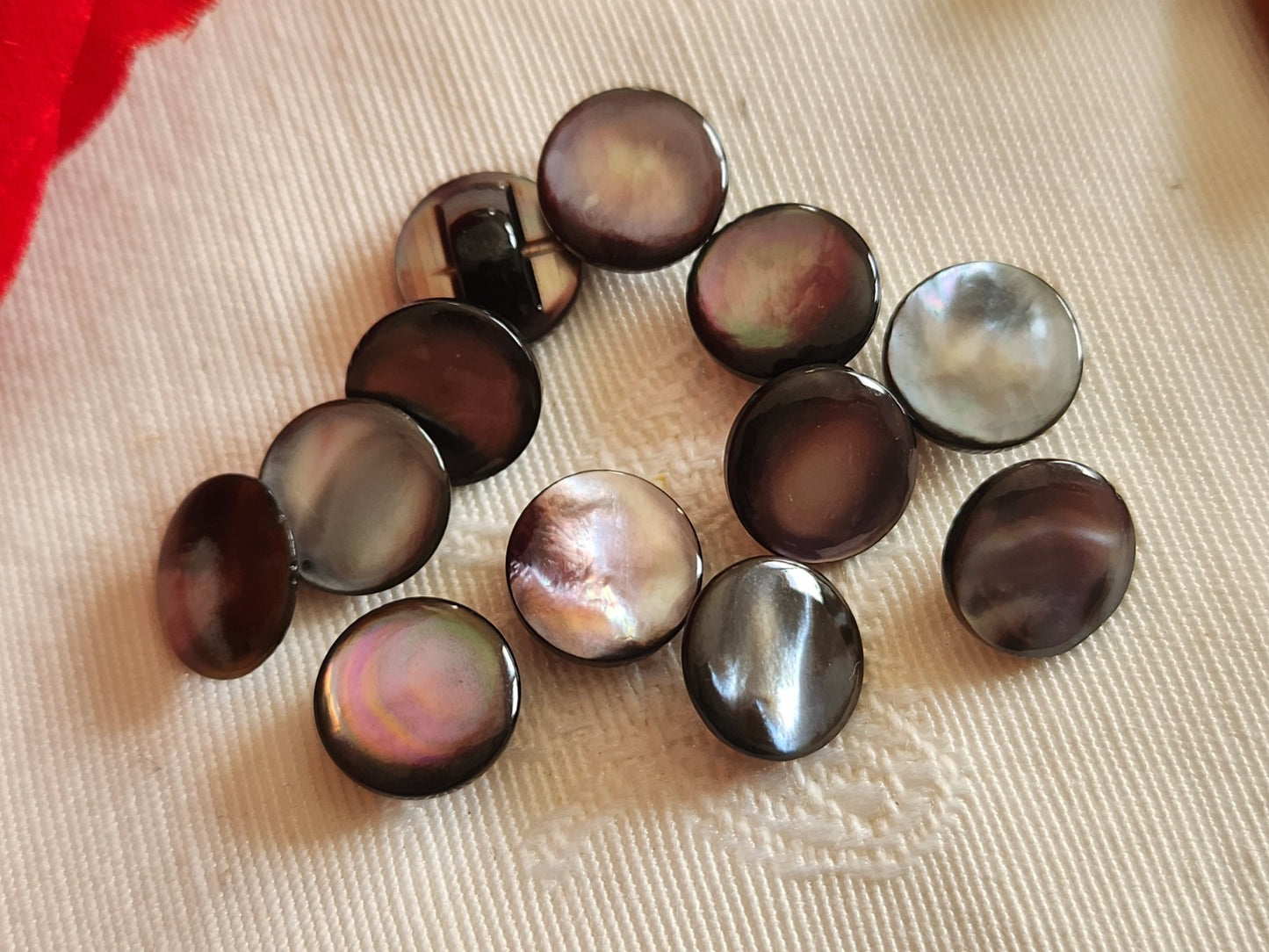 Lot 11 boutons anciens en nacre gris marron  panaché 0,9 cm ref 6334