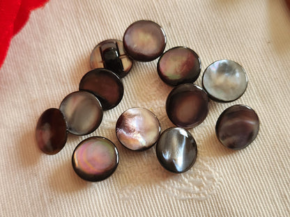 Lot 11 boutons anciens en nacre gris marron  panaché 0,9 cm ref 6334