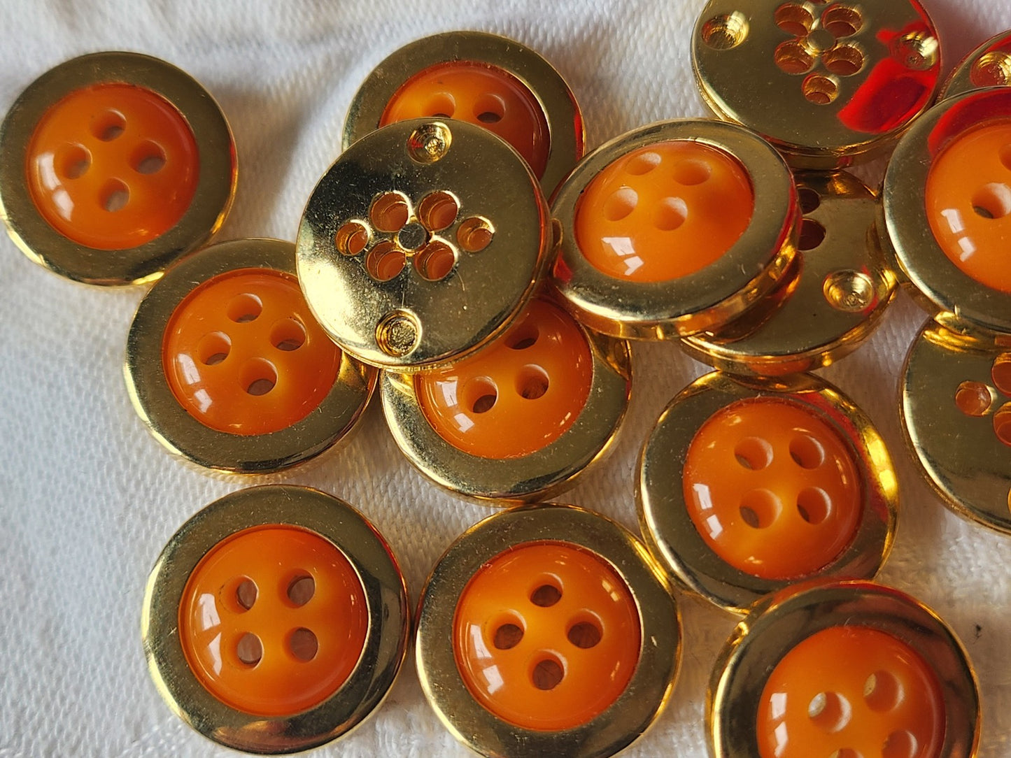 Lot 18 boutons vintage orange acrylique doré leger trous 1,8 cm ref 3558