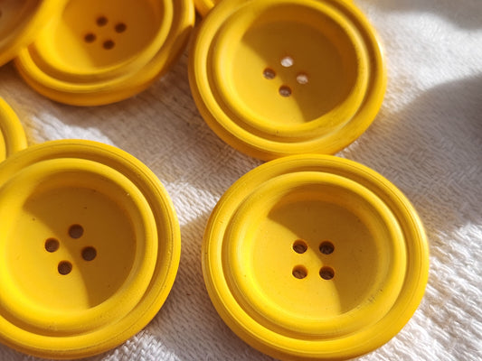 lot 6 gros boutons vintage jaune mat  trous plus foncé que photo 2,8 ref 1023
