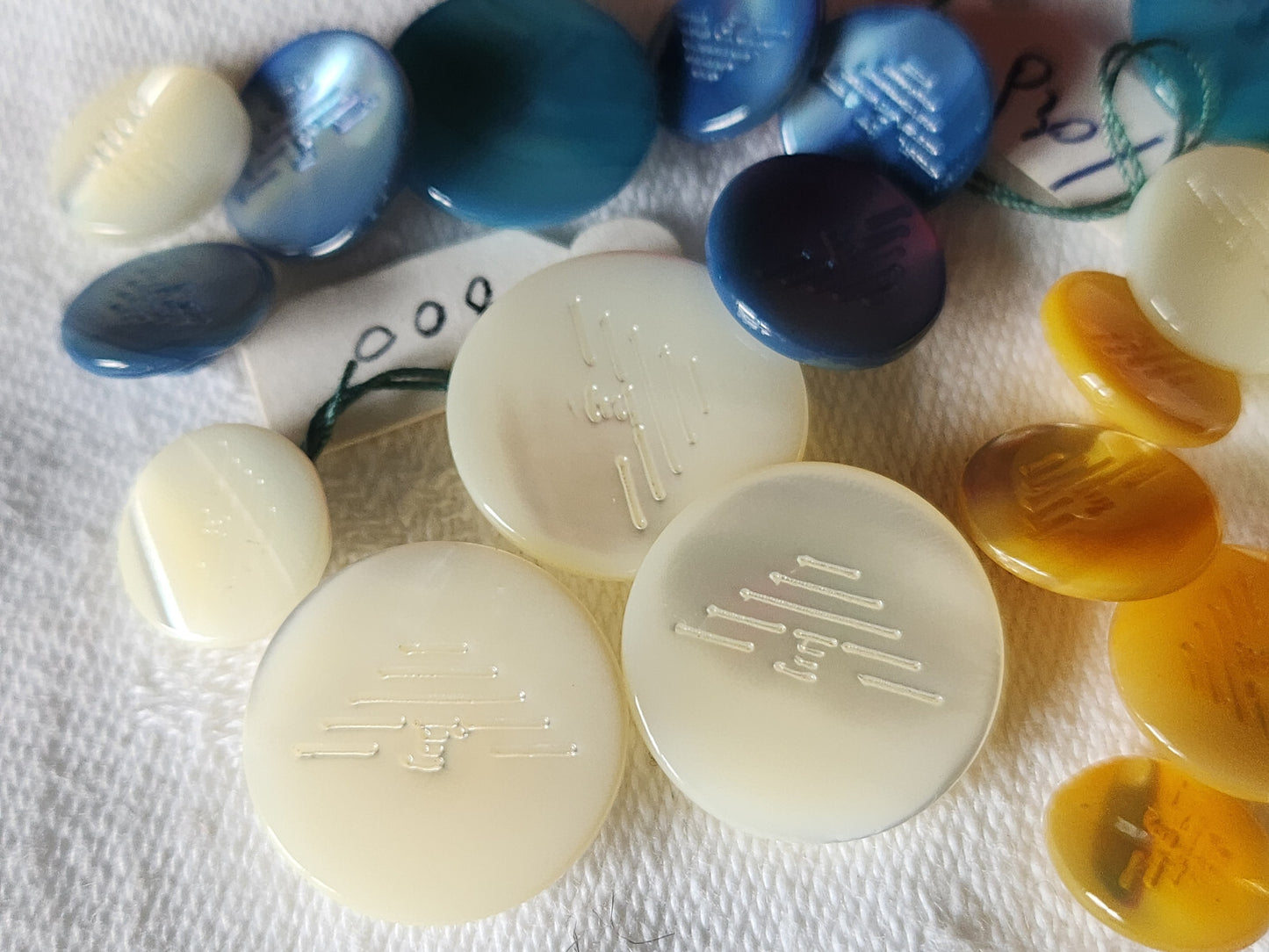 Lot 21  boutons vintage en nacre panaché  armani empario  1,1 cm à 1,8 ref 1597