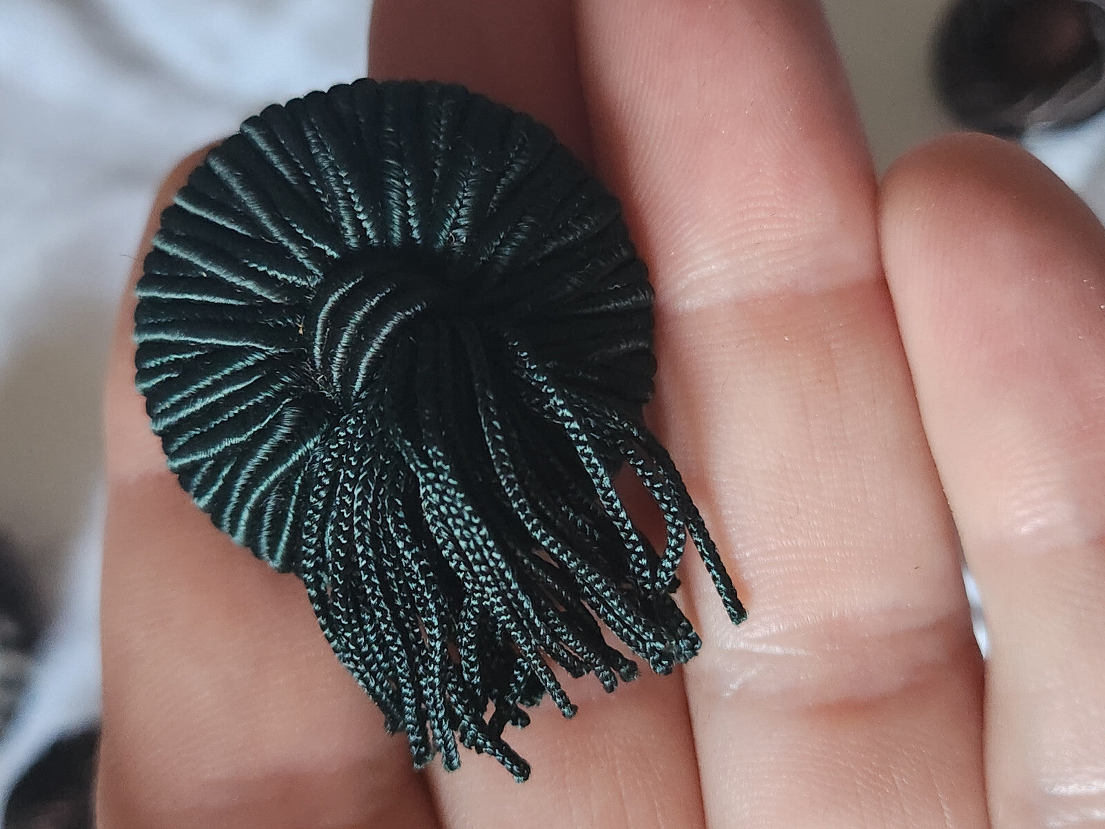 Gros bouton ancien en passementerie avec pendants vert 3,1 cm ref 3936 **