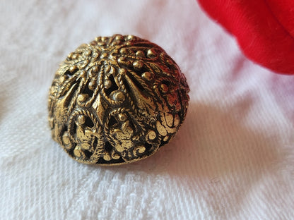 Gros bouton ancien en métal ajouré 2,3 cm dentelle doré vintage G4C