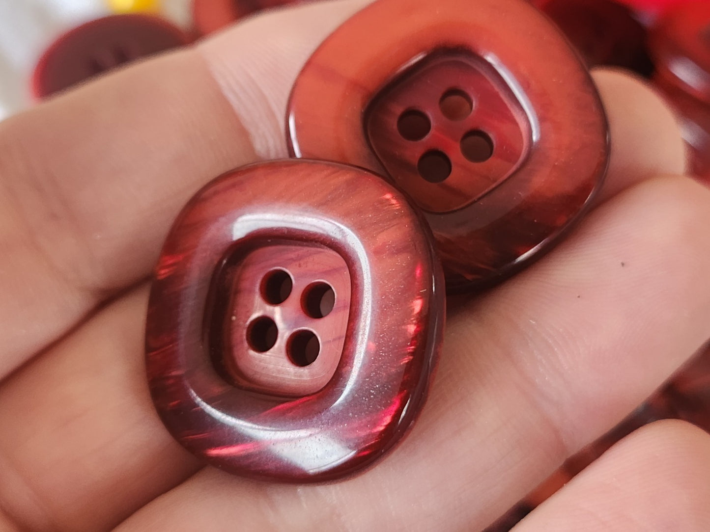 Lot 6 gros boutons vintage à trou reflet nacré rouge carré 2,8 cm ref 6408 **