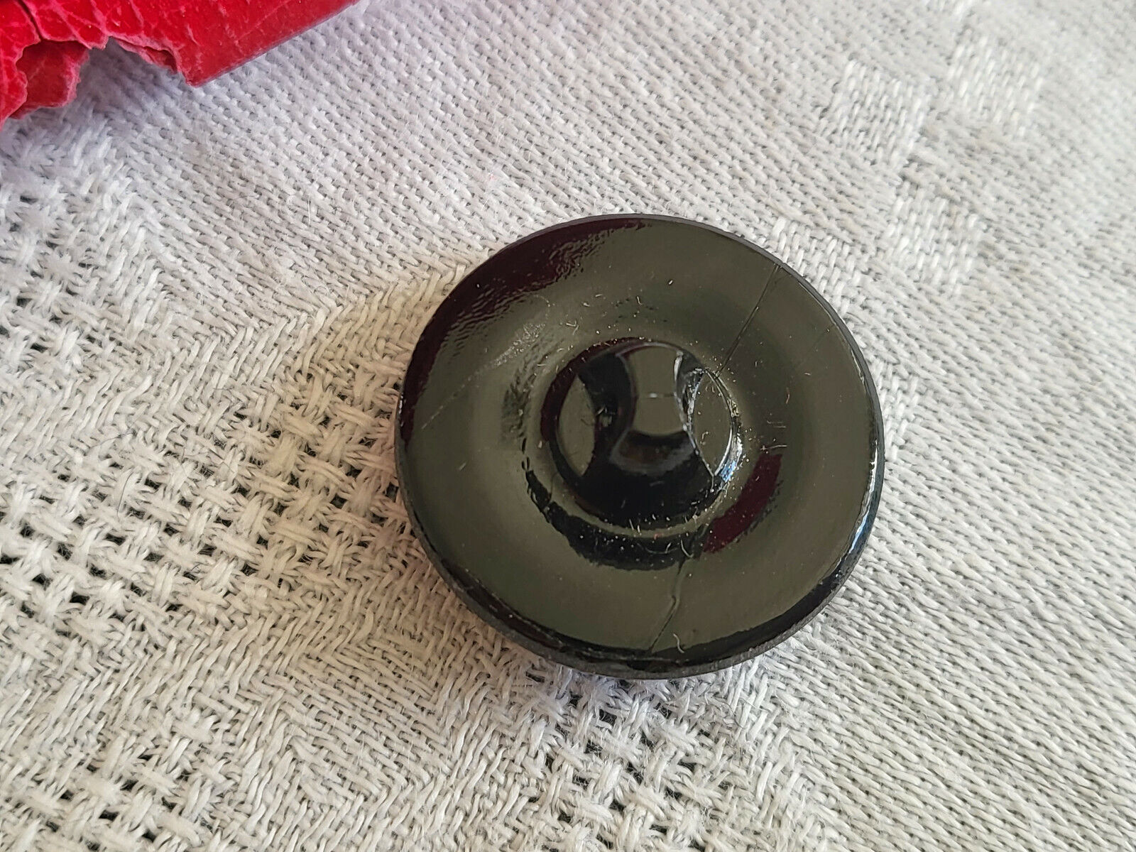 Bouton ancien en verre noir argenté travaillé à pied  pied 2,1 cm G14E