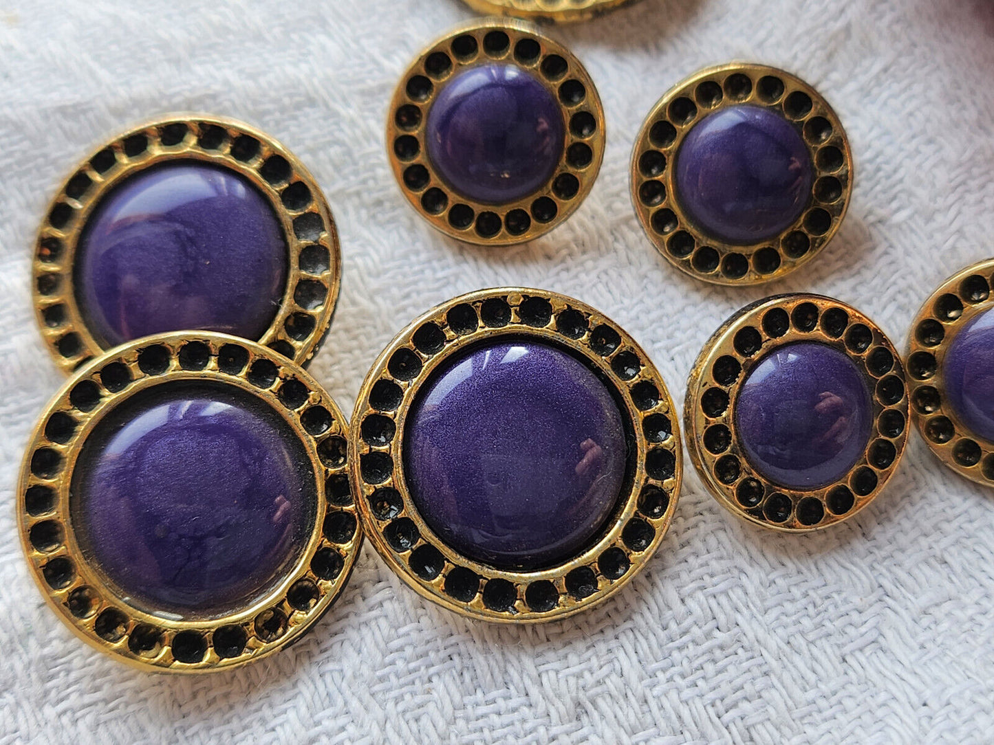 Lot 8  boutons vintage en métal coeur violet panaché  1,3 à 2,3 cm ref 3358