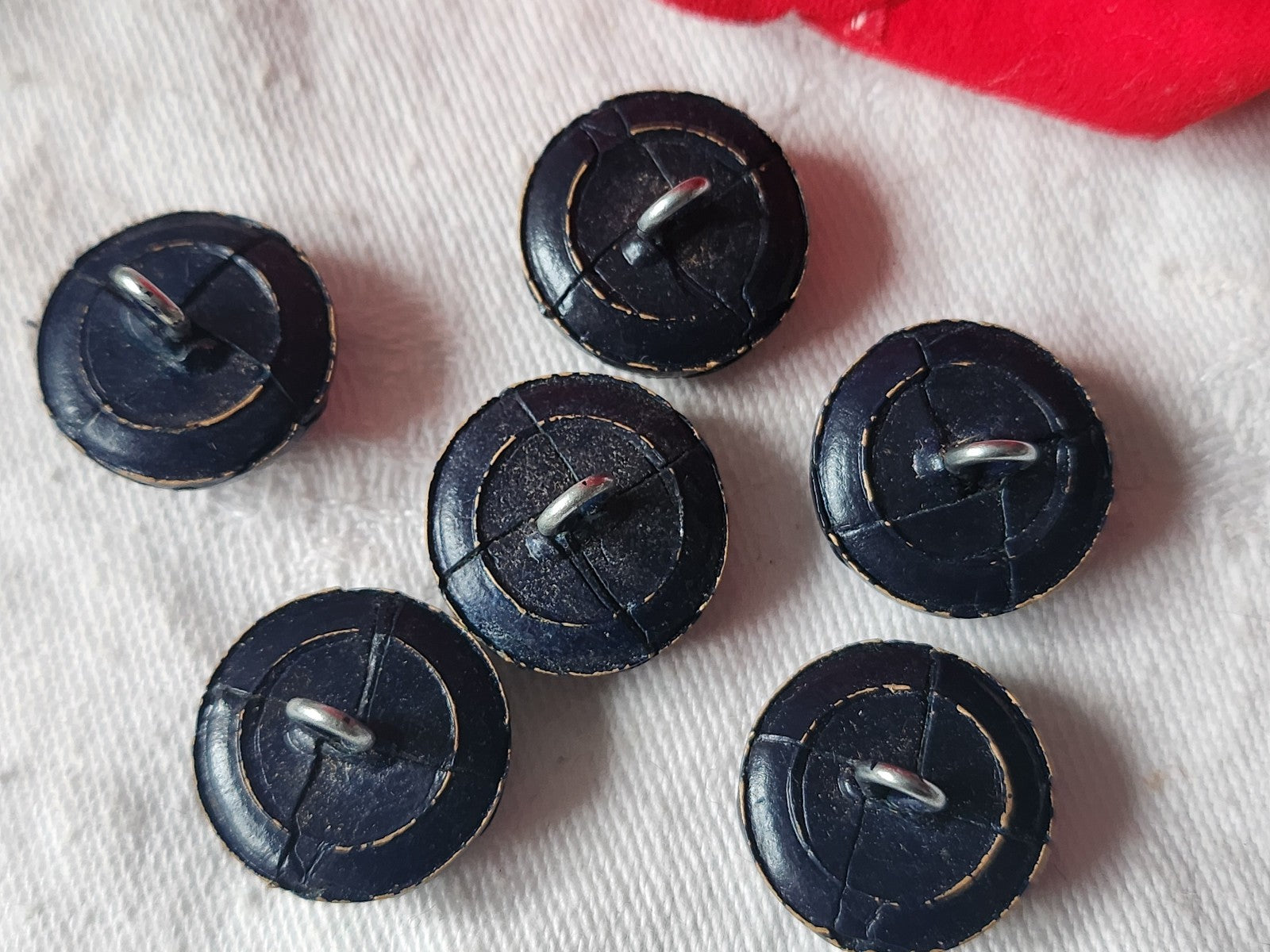 Lot 6 boutons anciens en cuir  bleu à pied 1,8 cm ref 5172