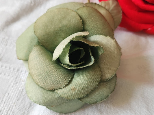 Grosse fleur ancienne verte sur broche chapeau 10 cm sur 8,5  cm T0-07