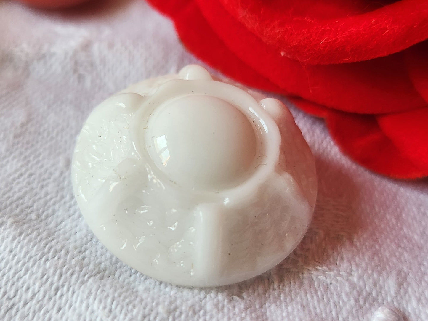 Gros bouton ancien en verre blanc motif 2,6 cm G17l