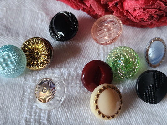 Lot 10 boutons anciens en verre colorés panaché 1,3 à 1,4 cm ref 3174