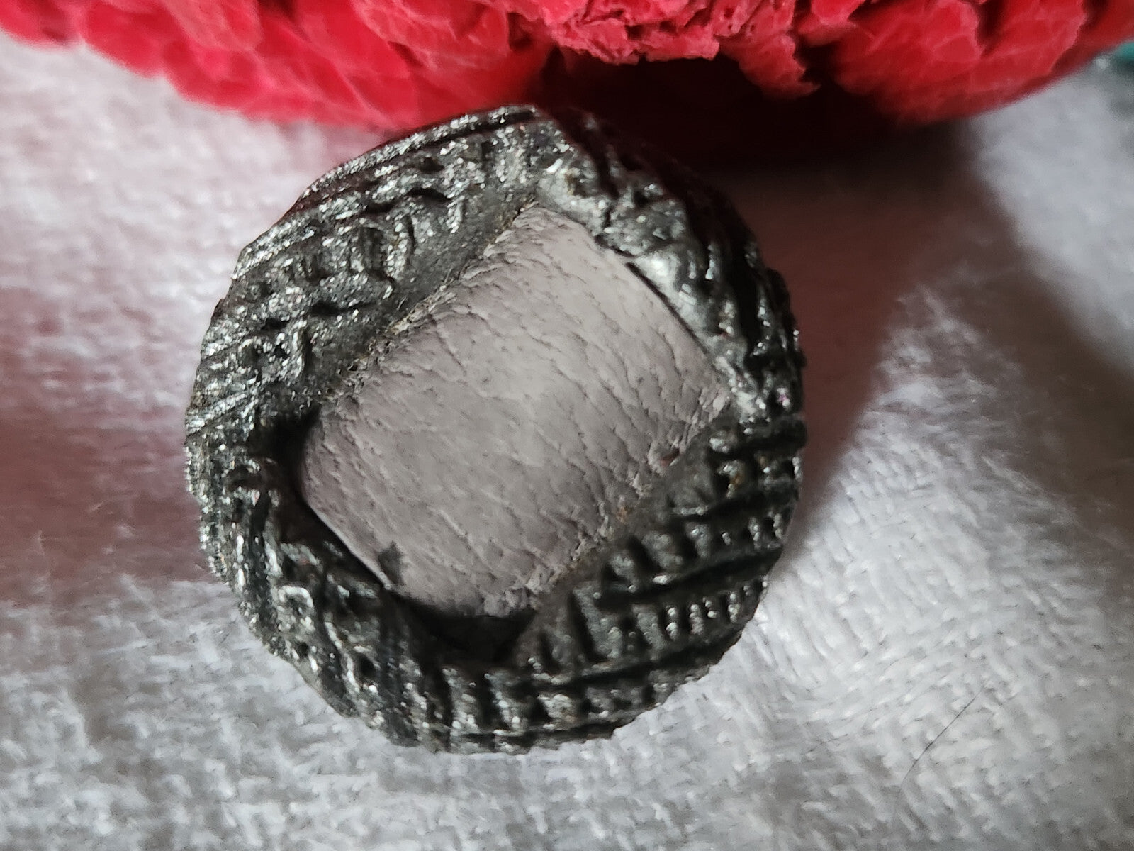 Bouton vintage en résine cœur en cuir gris diamètre  2,2 cm  G18O