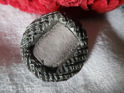 Bouton vintage en résine cœur en cuir gris diamètre  2,2 cm  G18O