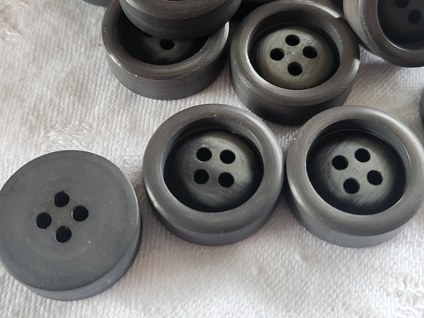 Lot 10  boutons vintage gris haut rebord trous 2,2 cm ref 2620